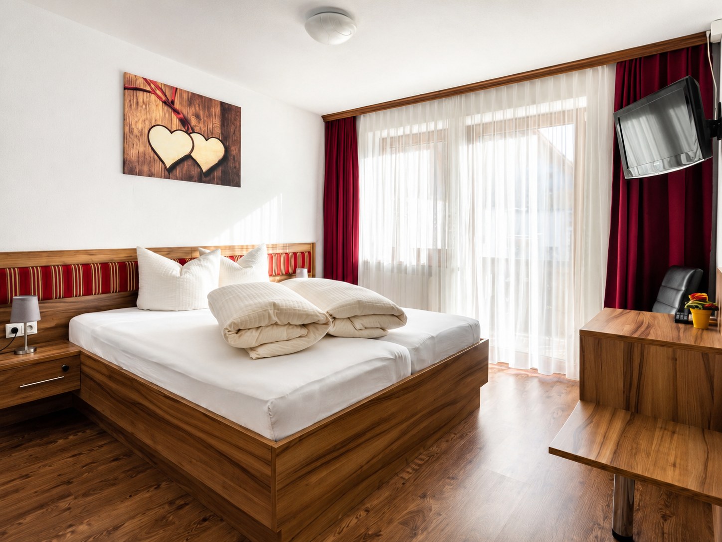 Doppelzimmer mit warmem Holzmobiliar