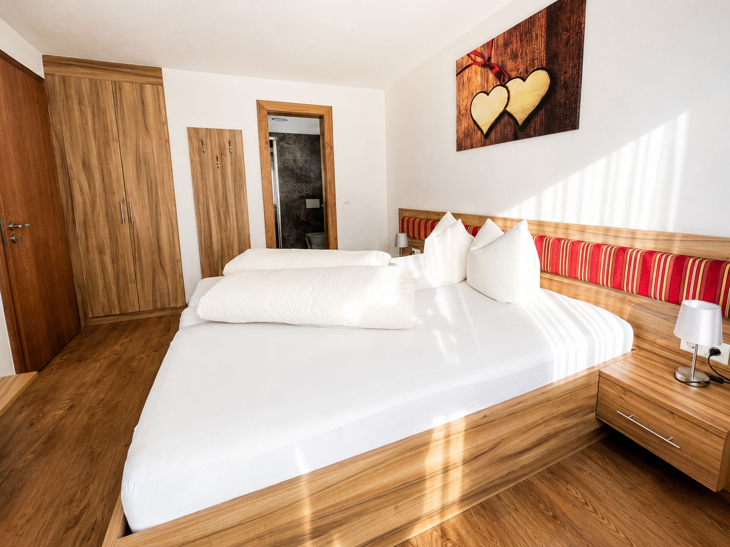 Doppelzimmer mit Blick Richtung Eingang und Bad