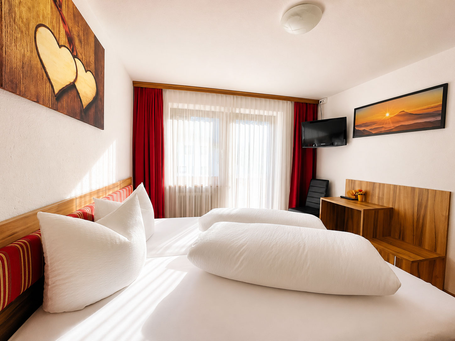 Doppelzimmer mit Fenster und Sitzbereich