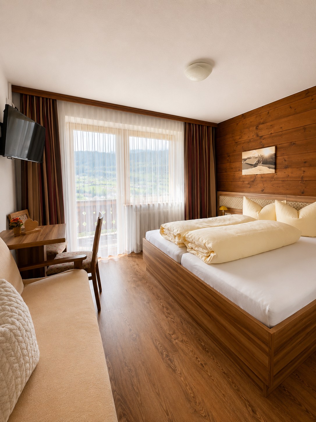 Dreibettzimmer mit Schlafbereich und Sitzplatz