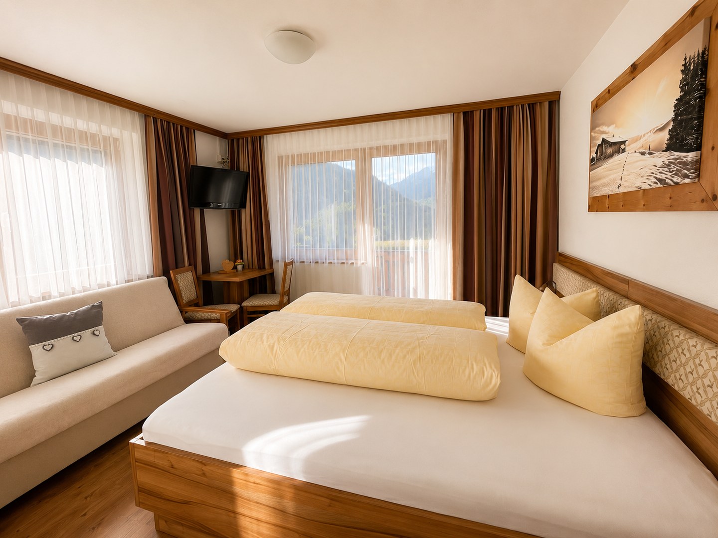 Dreibettzimmer mit weiterem Schlafbereich