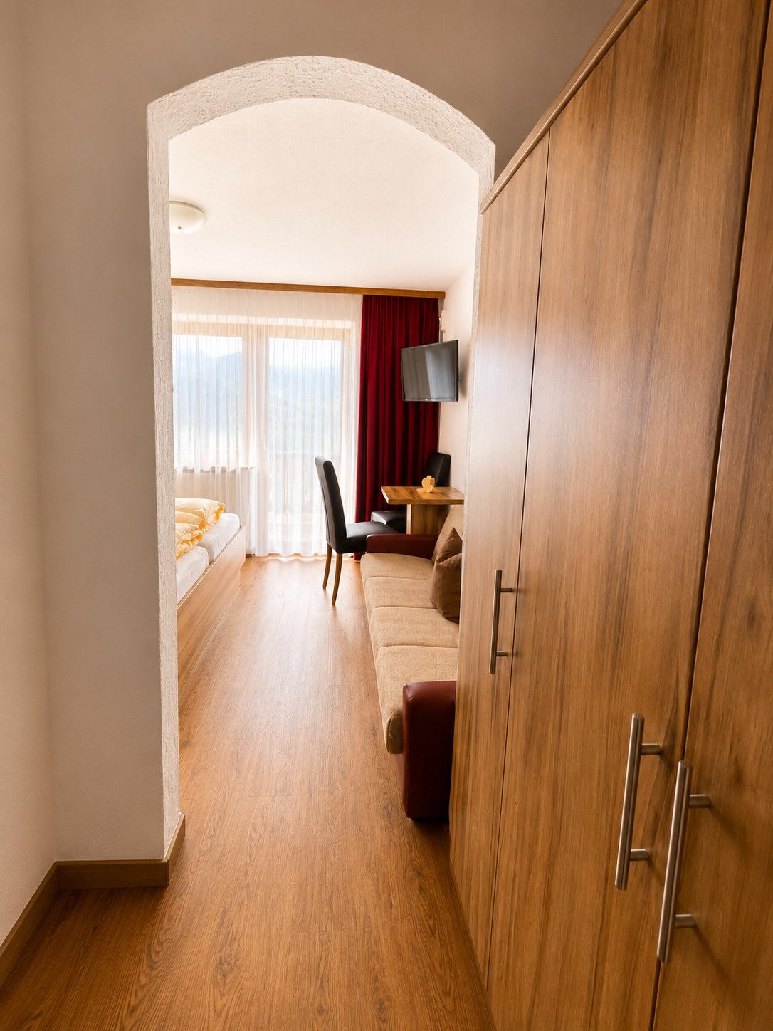 Vorraum des Dreibettzimmers mit Schrank