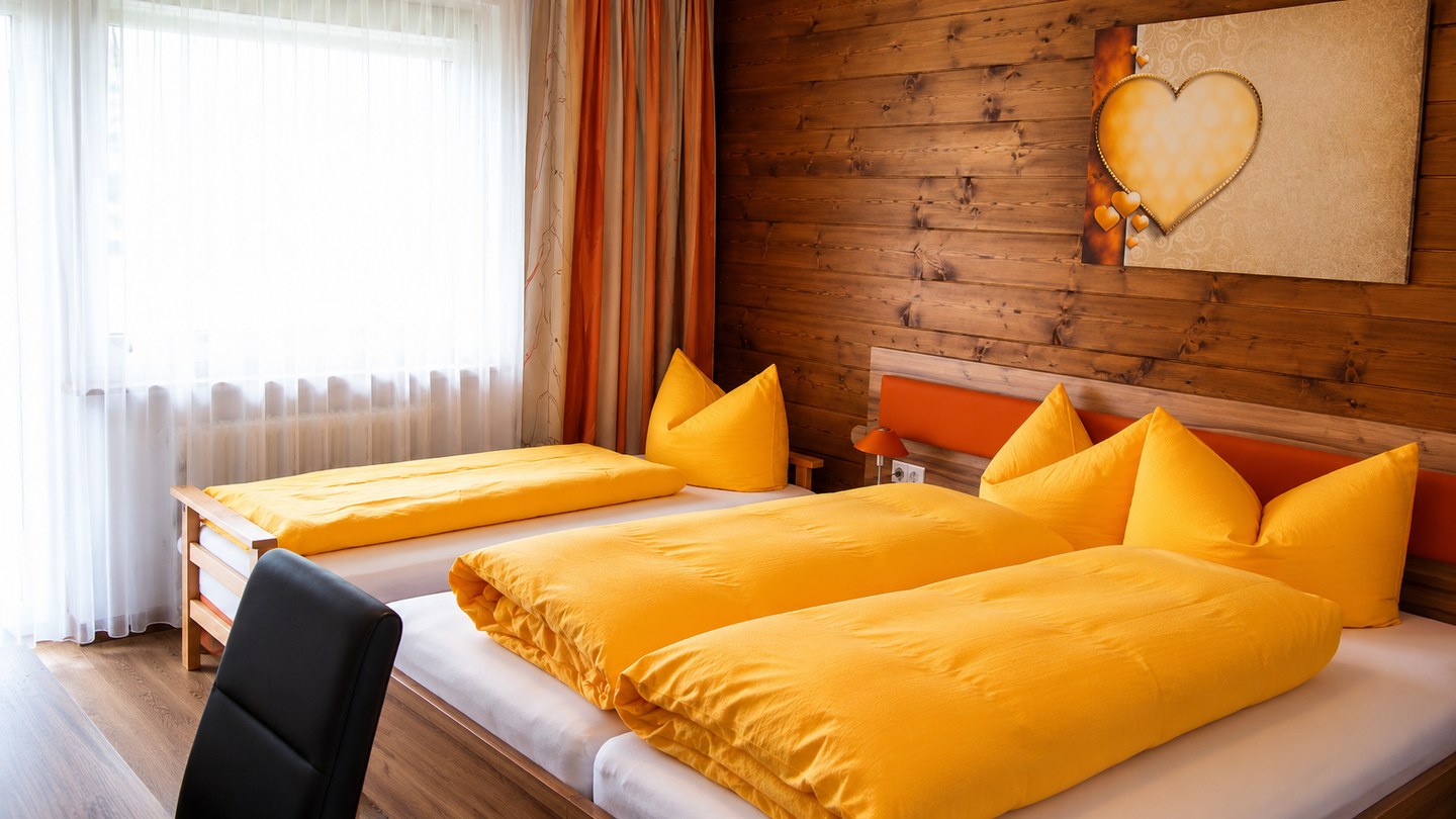 Dreibettzimmer in gelber Variante