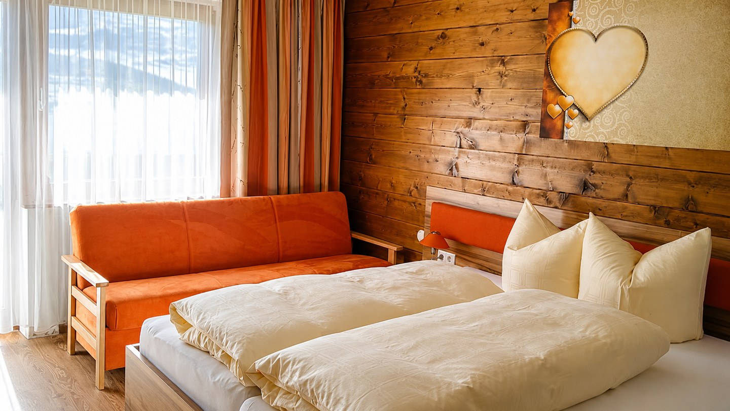 Dreibettzimmer in warmer Farbvariante