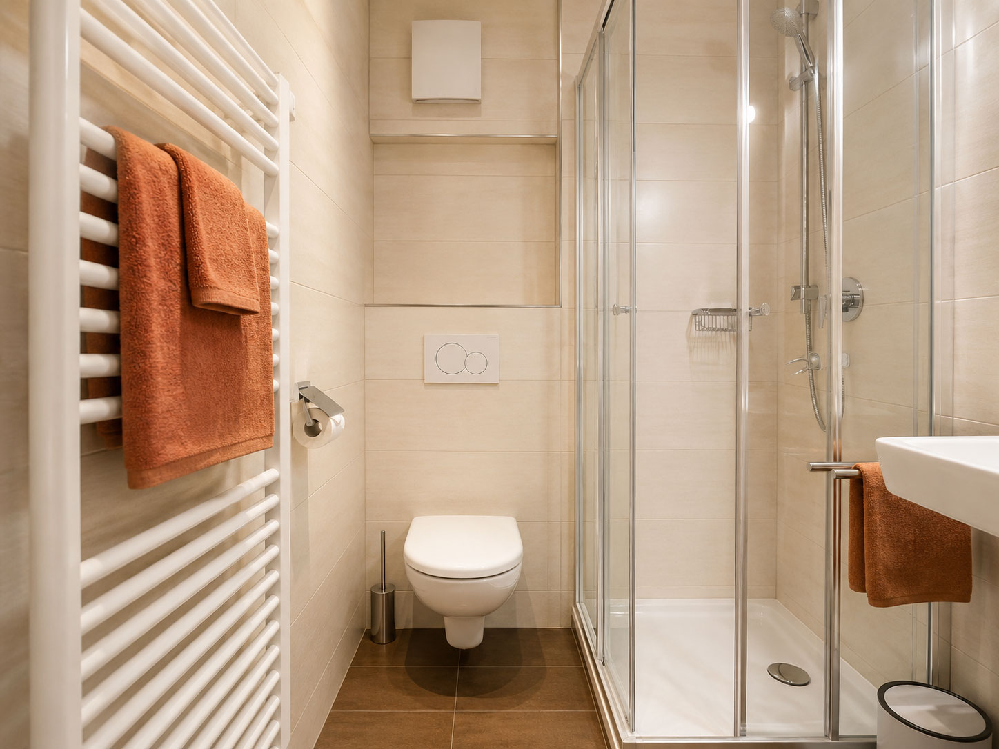 Bad des Einzelzimmers XL mit Dusche und WC