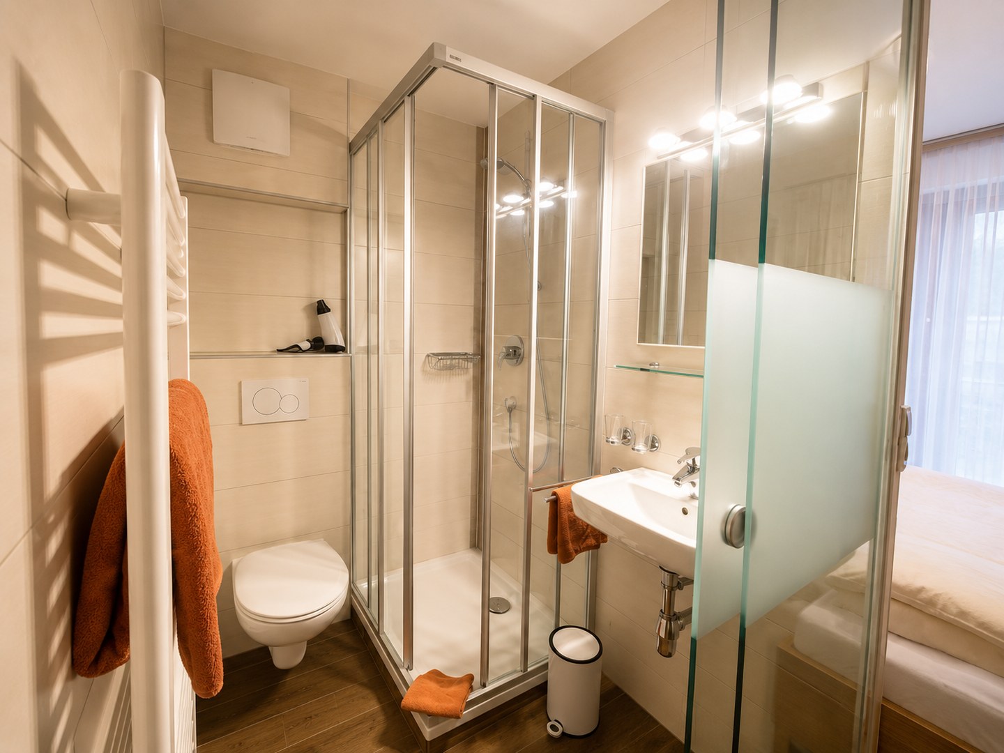 Bad des Einzelzimmers XL mit Waschtisch und Dusche