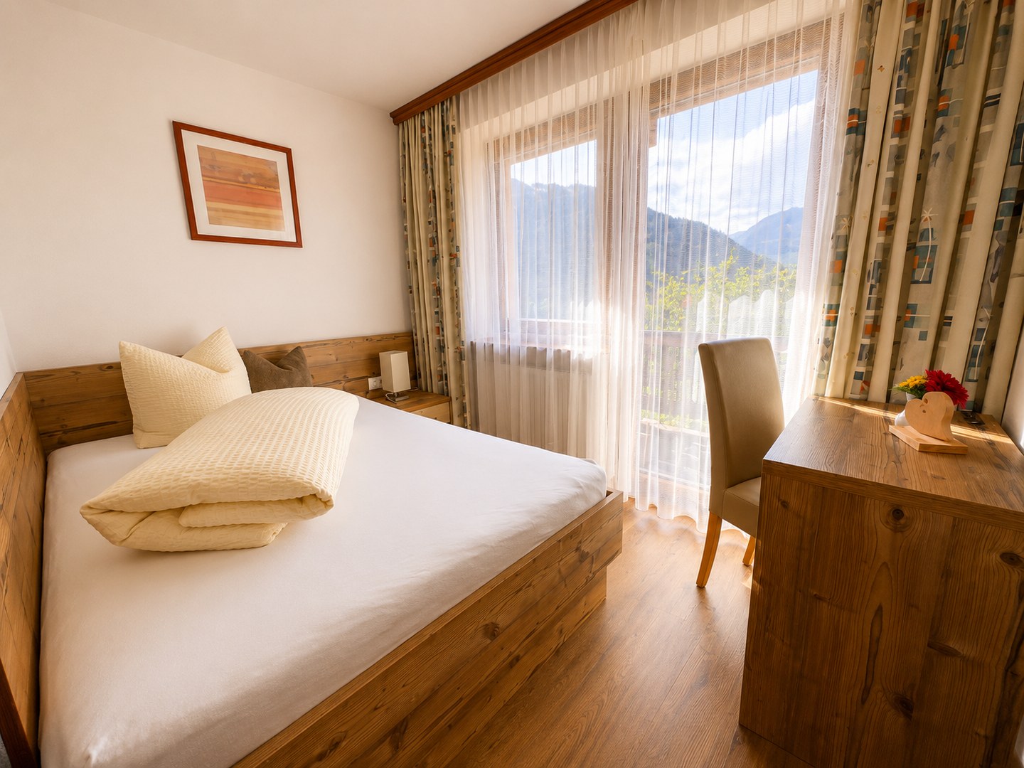 Einzelzimmer XL mit breitem Bett und Balkonfenster