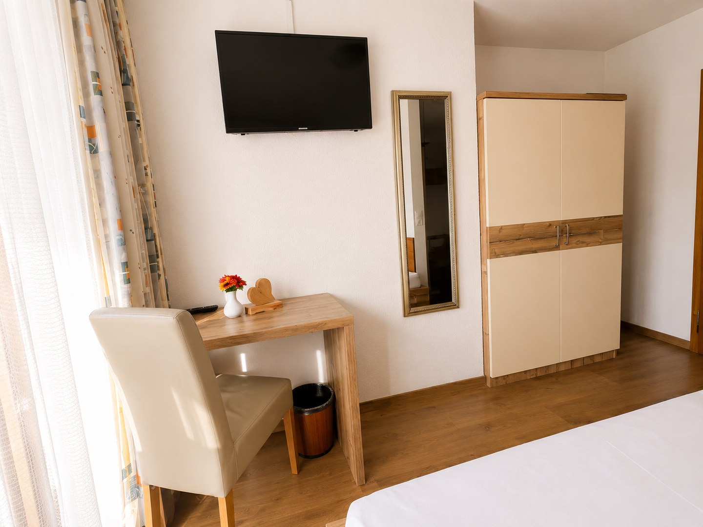 Einzelzimmer XL mit TV, Schrank und Sitzbereich