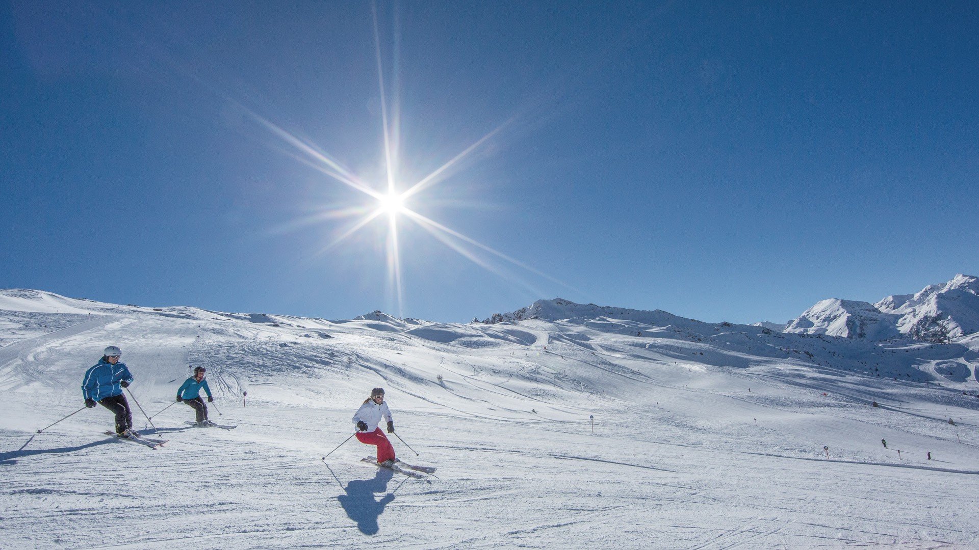 Skifahrer auf einer präparierten Piste im Hochzeiger Skigebiet