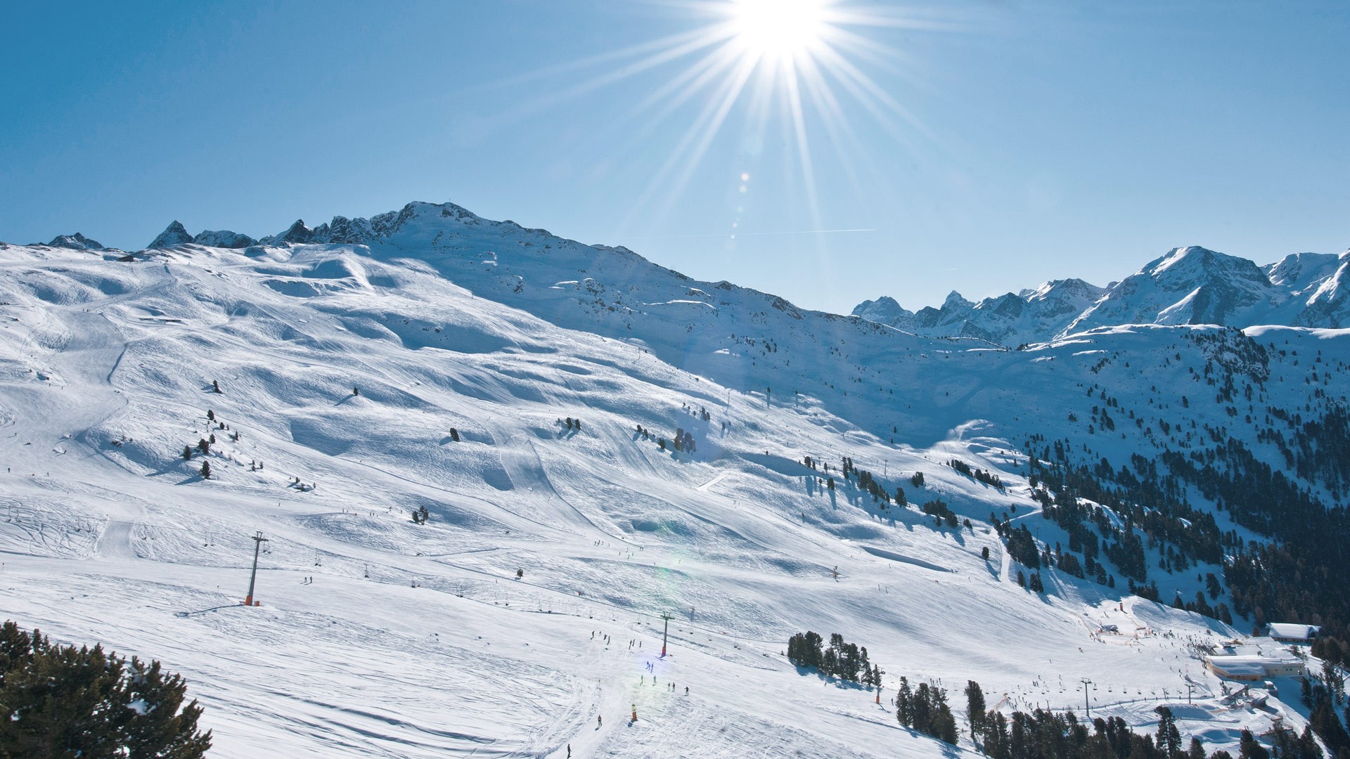 Pisten an der Mittelstation im Hochzeiger Skigebiet